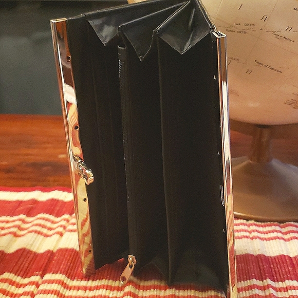 Black embossed clutch wallet - Picture 3 of 3